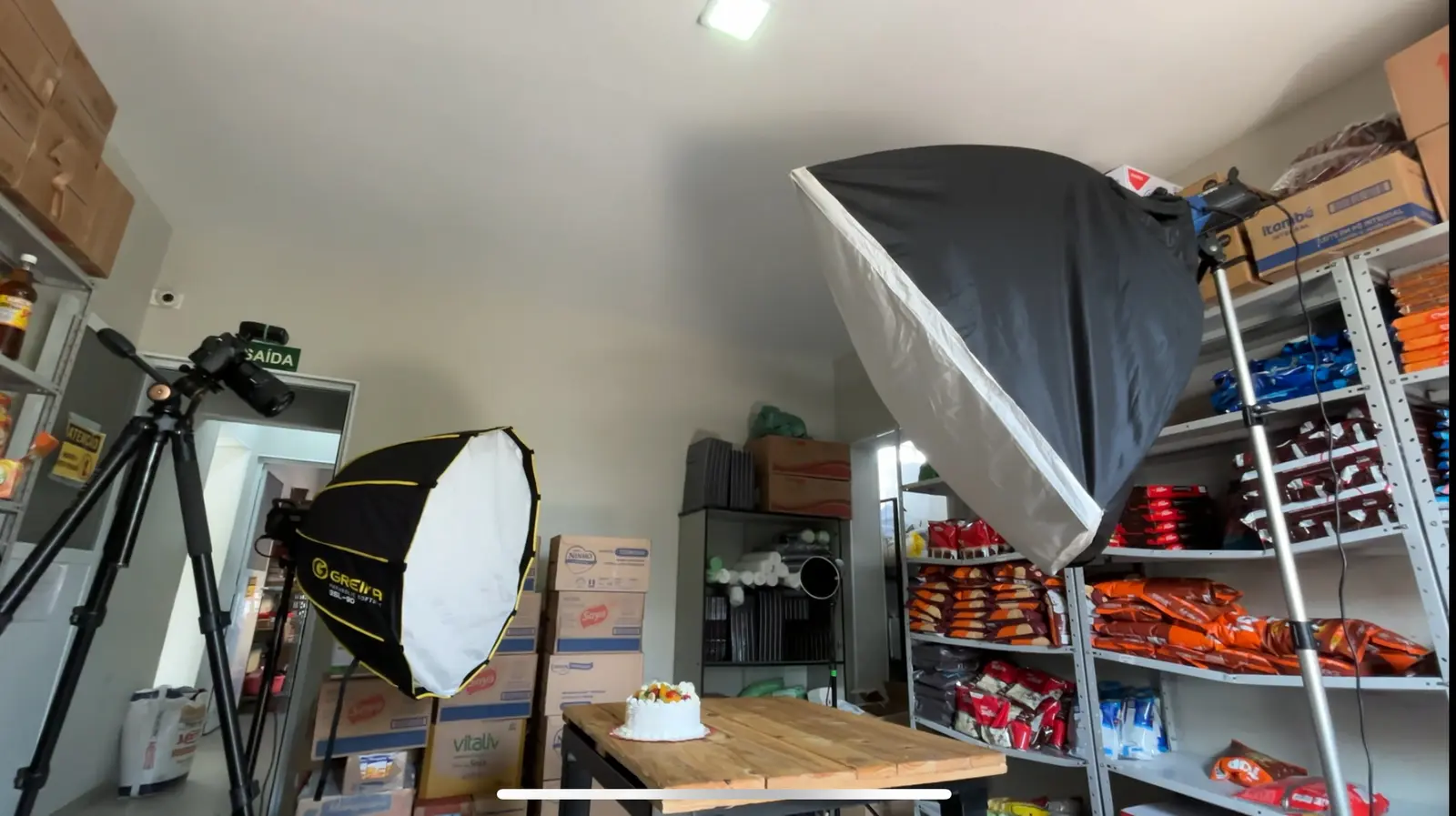Estrutura de iluminação montada em estoque de produtos