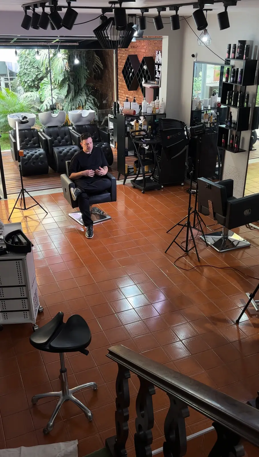 Produção audiovisual montada em salão de beleza